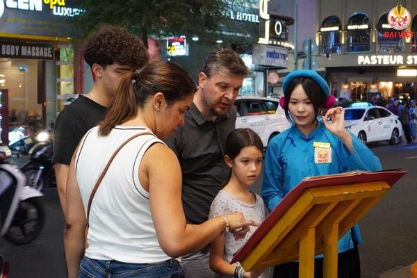 Customers visiting Dai Viet restaurant will receive enthusiastic advice