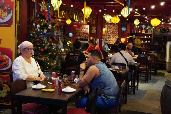 Không gian nhà hàng rộng rãi, bàn ghế được bố trí phù hợp