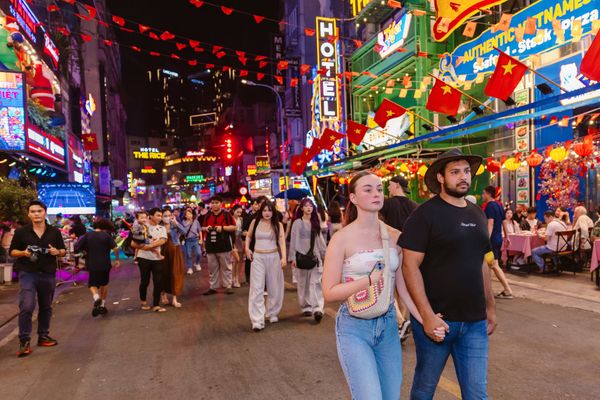 The atmosphere on Bui Vien Street during Valentine's Day becomes more romantic than ever