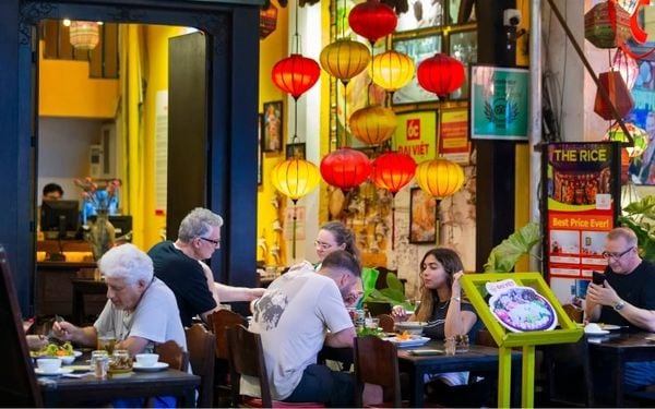 Khách hàng hòa mình vào không gian ấm cúng của nhà hàng