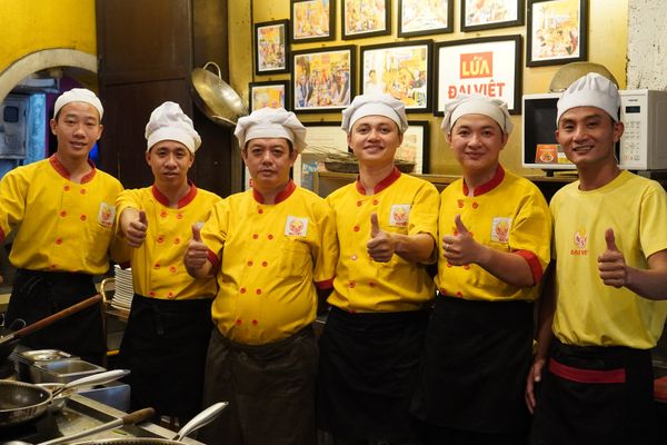 Đầu bếp tại nhà hàng Đại Việt chuyên nghiệp