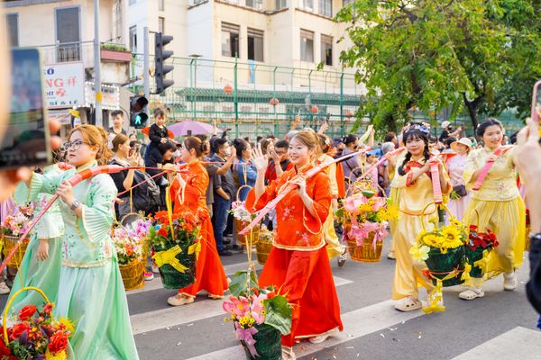 Biểu diễn nghệ thuật đường phố trong dịp Tết Nguyên Tiêu