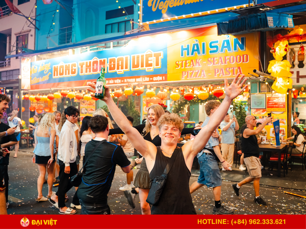 Guests can sit in the restaurant and still fully enjoy the vibrant atmosphere of Bui Vien Walking Street