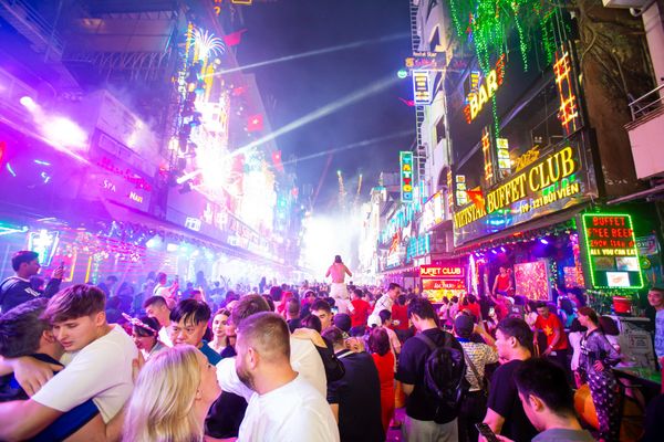 Bui Vien - a destination worth trying when taking advantage of District 1's biological atmosphere