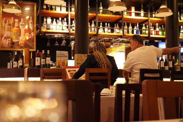 The bartenders at the restaurant have a good knowledge of wine