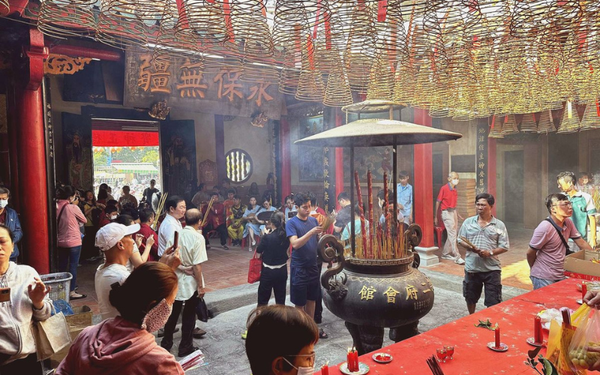 Chùa Ông Bổn đông nghịt trong dịp Tết Nguyên Tiêu