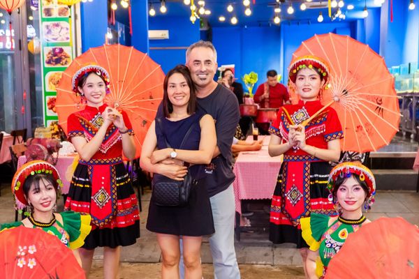 Du khách đến Bùi Viện không chỉ được ăn ngon mà có thể trải nghiệm đa dạng thể loại âm nhạc, biểu diễn đường phố