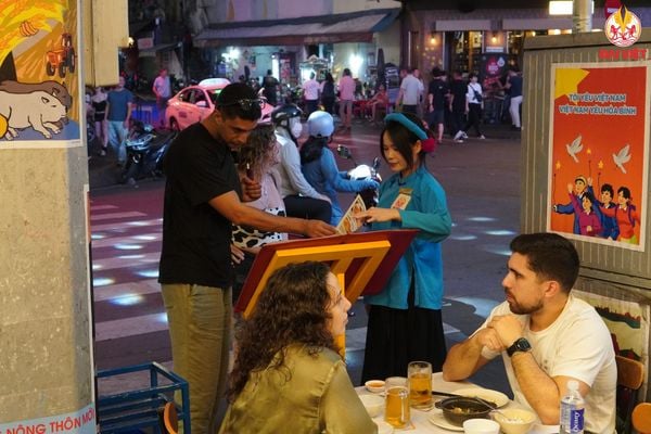 Vị trí quán thuận tiện cho cả khách đi bộ du lịch