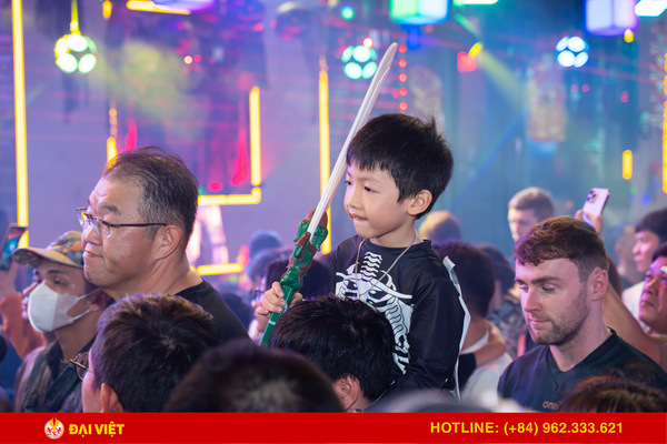 The atmosphere on Bui Vien Street at night is incredibly vibrant, attracting a large number of domestic and international tourists