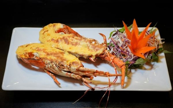 Tôm hùm baby được đút lò cùng phô mai trong nhiệt độ hoàn hảo để tạo ra món ăn hấp dẫn