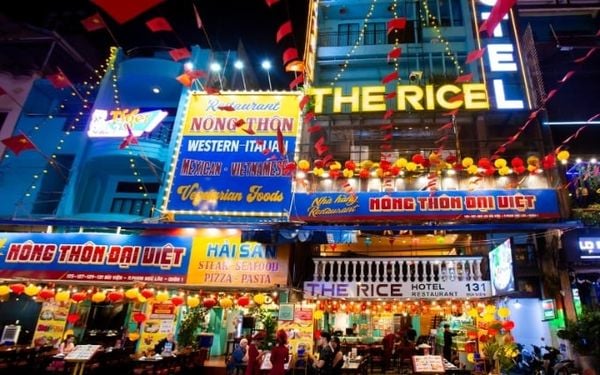 Nhà hàng nằm gần phố Tây Bùi Viện sôi động, nhộn nhịp