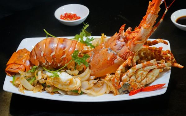 Các món ngon từ tôm hùm xanh tại nhà hàng Đại Việt