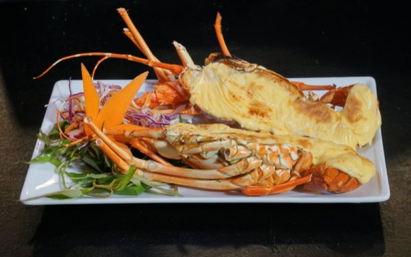 Tôm hùm xanh đút lò phô mai tại nhà hàng Đại Việt
