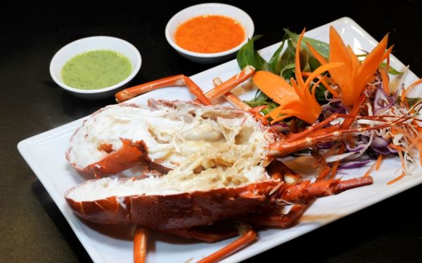 Tôm hùm xanh hấp tại nhà hàng Đại Việt