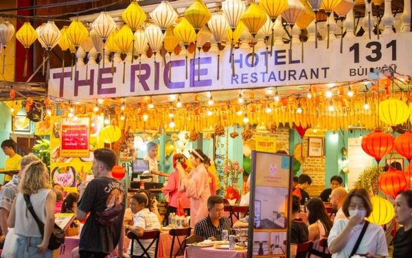 Nghỉ ngơi tại khách sạn Đại Việt và khám phá Sài Gòn về đêm