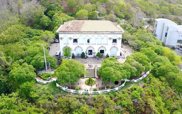 Bach Dinh (White Palace)