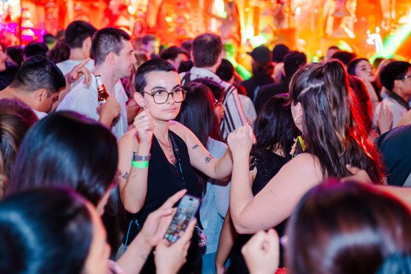 Bầu không gian tại phố Tây Bùi Viện thân thiện, vô cùng nhộn nhịp