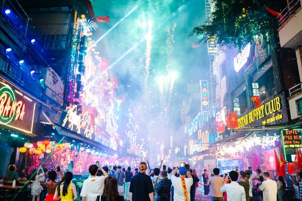 Khoảnh khắc Countdown đáng nhớ tại phố Tây Bùi Viện