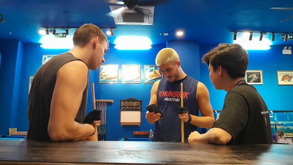 Bàn bida dưới sảnh nhà hàng Đại Việt - Bùi Viện