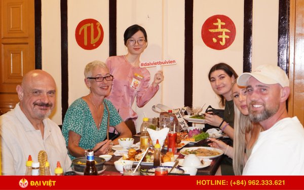 Every visitor who comes here to experience late-night dining receives the same enthusiastic service.