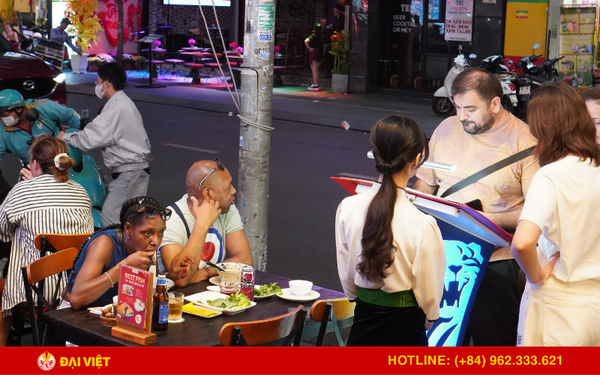 If you ever have the chance to visit Saigon, don't miss the experience of enjoying late-night food here!