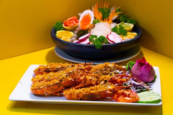 This restaurant offers a wide variety of dishes for diners, from vegetarian to non-vegetarian options.