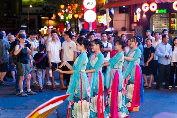 Du khách ghé phố Tây Bùi Viện nên tôn trọng văn hóa địa phương