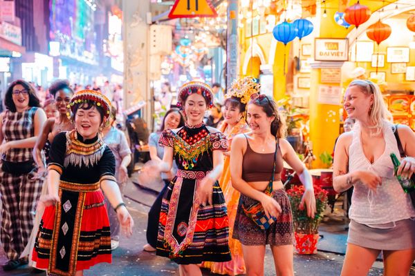 Bầu không khí tại Bùi Viện vô cùng sôi động và đông đúc du khách