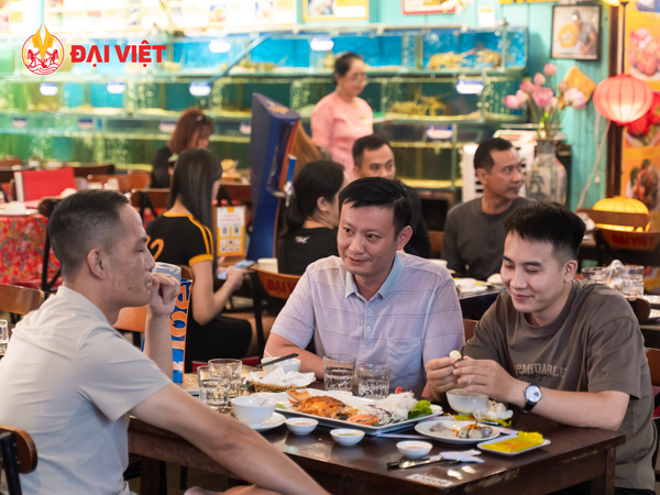 Visit Nong Thon Dai Viet Restaurant to enjoy delicious food and experience the vibrant Bui Vien atmosphere!