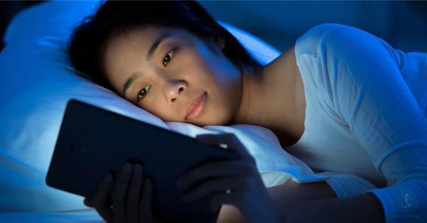 ánh sáng xanh ảnh hưởng đến giấc ngủ như thế nào
