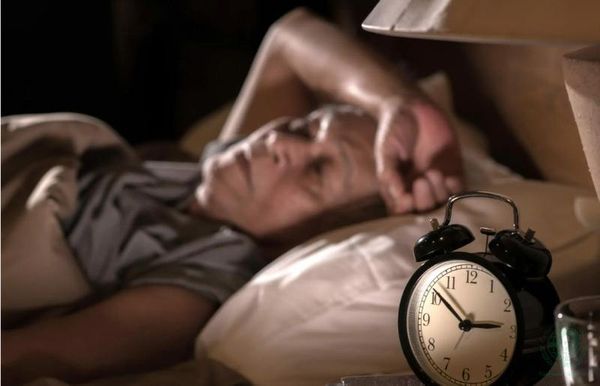 triệu chứng mất ngủ ở người già