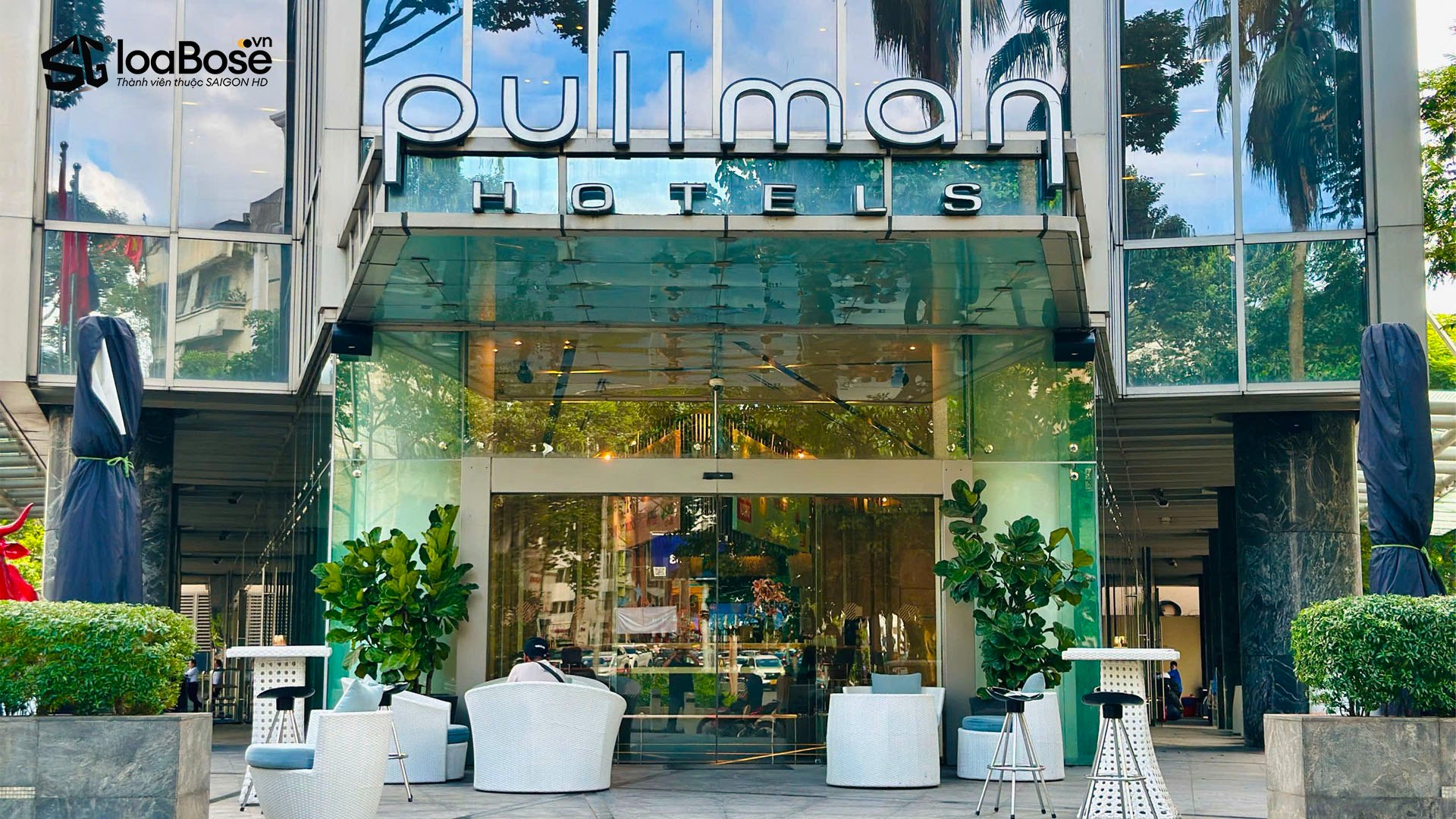 Hệ thống âm thanh nhạc nền chuyên nghiệp Bose DesignMax Dm6SE & Bose PowerSpace P2100A tại Pullman Saigon Center Hotel