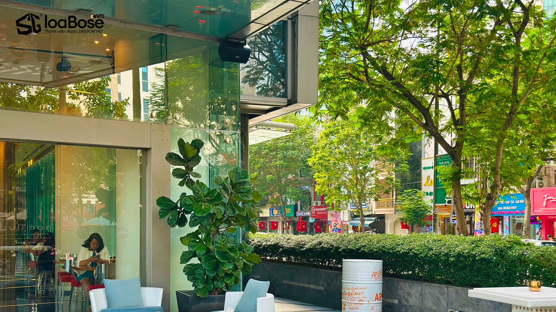 Hệ thống âm thanh nhạc nền chuyên nghiệp Bose DesignMax Dm6SE & Bose PowerSpace P2100A tại Pullman Saigon Center Hotel