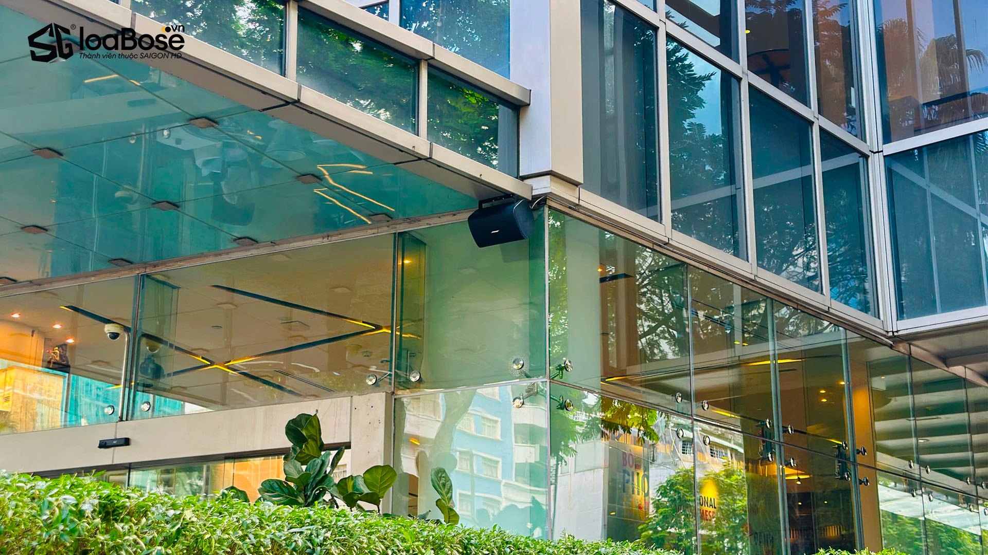 Hệ thống âm thanh nhạc nền chuyên nghiệp Bose DesignMax Dm6SE & Bose PowerSpace P2100A tại Pullman Saigon Center Hotel