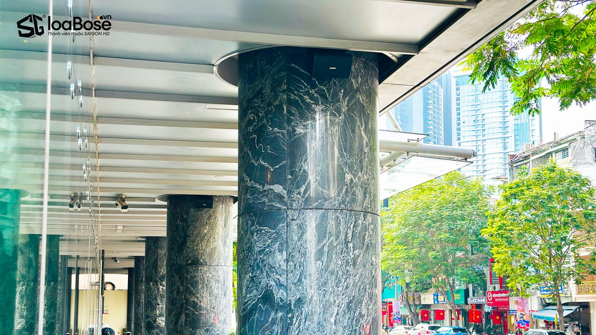 Hệ thống âm thanh nhạc nền chuyên nghiệp Bose DesignMax Dm6SE & Bose PowerSpace P2100A tại Pullman Saigon Center Hotel