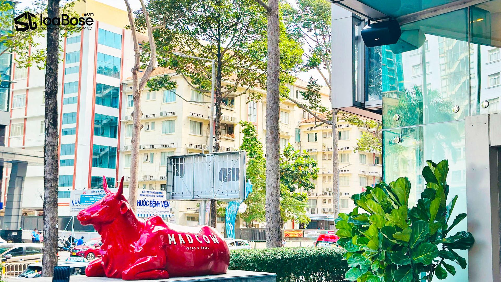 Hệ thống âm thanh nhạc nền chuyên nghiệp Bose DesignMax Dm6SE & Bose PowerSpace P2100A tại Pullman Saigon Center Hotel