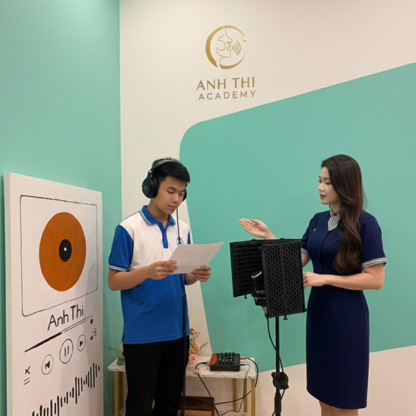 Mẹo nói chuyện duyên dáng, cuốn hút nhờ học luyện giọng online cùng MC Anh Thi