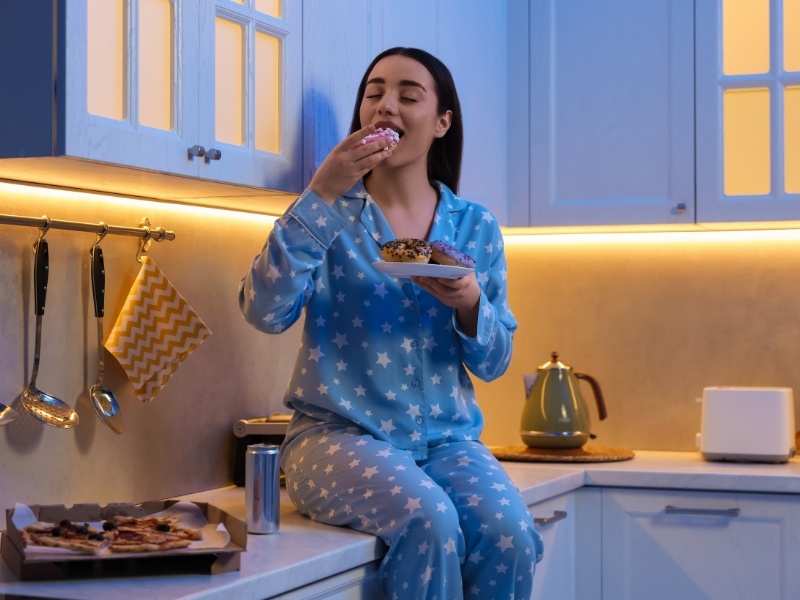 Ăn đêm gây kháng insulin không? Chuyên gia giải thích chi tiết