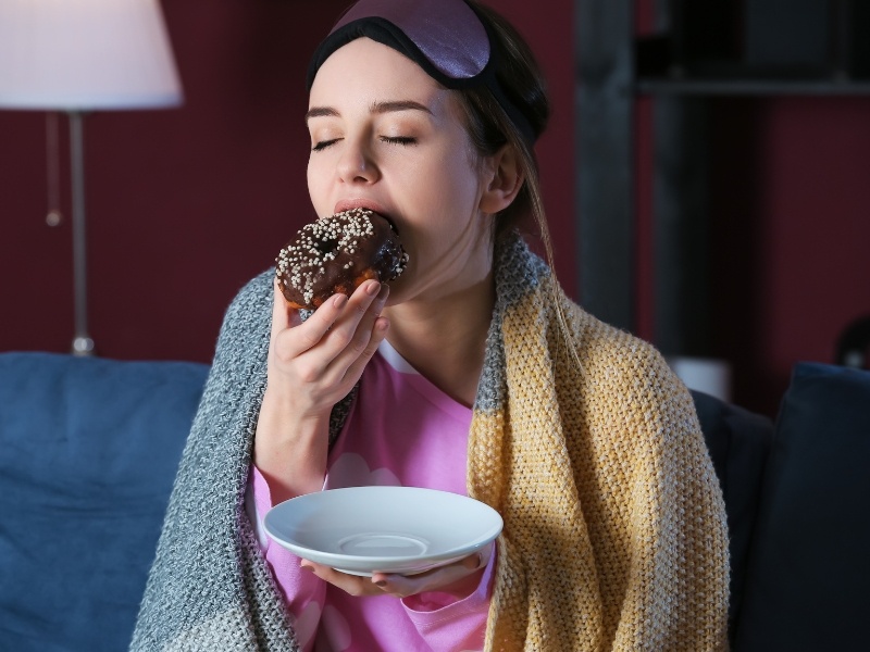 Ăn đêm gây kháng insulin không? Chuyên gia giải thích chi tiết