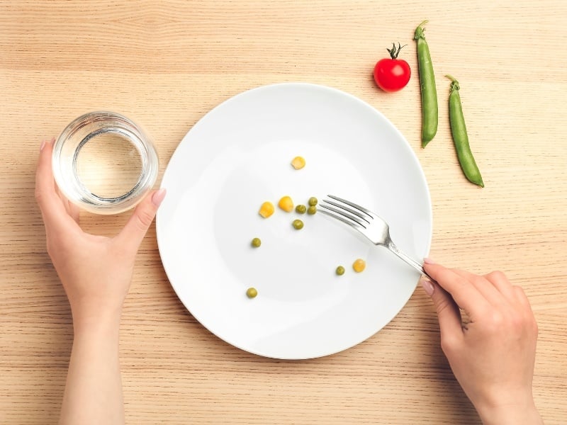 Ăn quá ít gây rối loạn hormone? Dấu hiệu cảnh báo và cách phục hồi