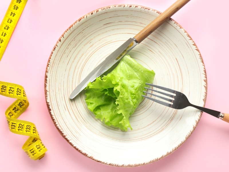 Ăn quá ít gây rối loạn hormone? Dấu hiệu cảnh báo và cách phục hồi