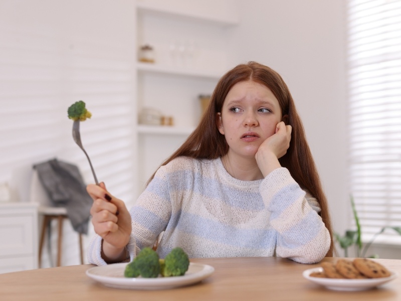 Ăn quá ít gây rối loạn hormone? Dấu hiệu cảnh báo và cách phục hồi