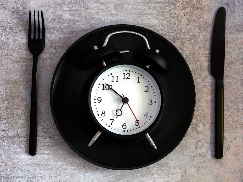 Fasting sau tuổi 40: Lợi ích, lưu ý và cách bắt đầu an toàn cho người bận rộn