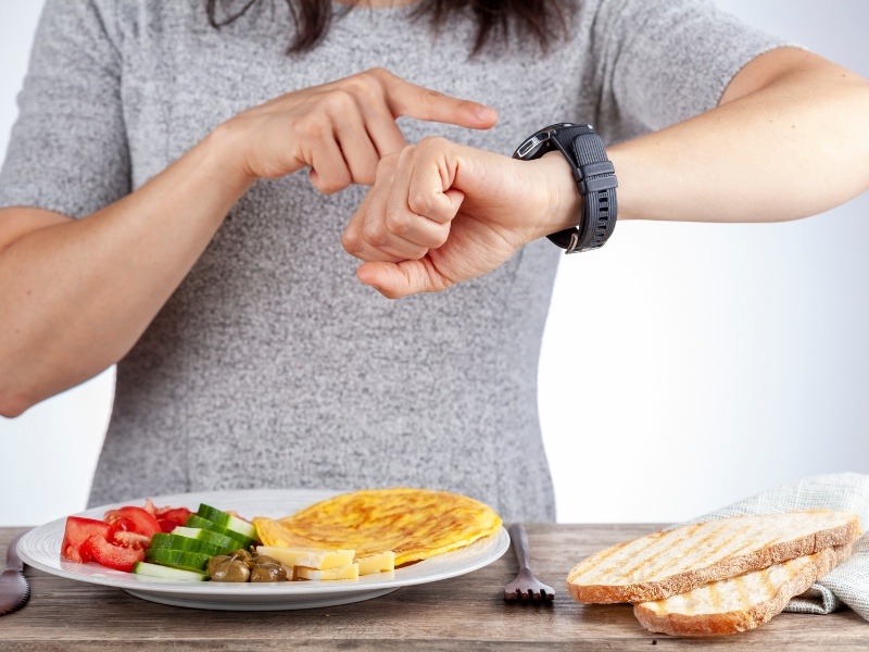 Fasting sau tuổi 40: Lợi ích, lưu ý và cách bắt đầu an toàn cho người bận rộn