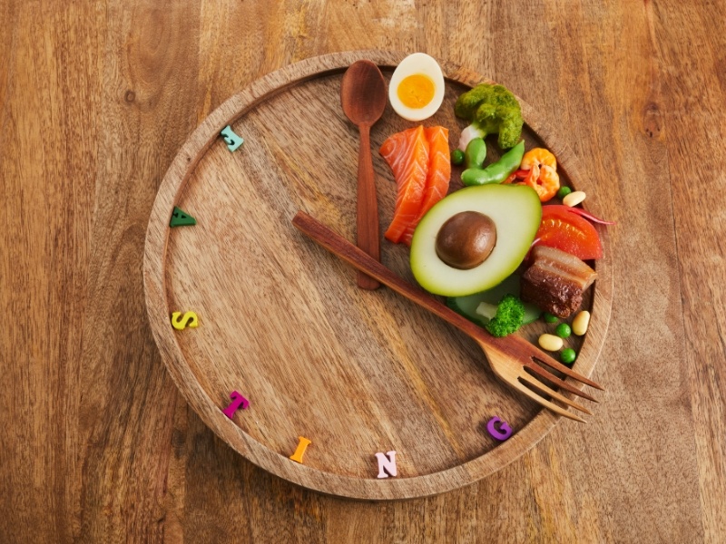 Fasting sau tuổi 40: Lợi ích, lưu ý và cách bắt đầu an toàn cho người bận rộn