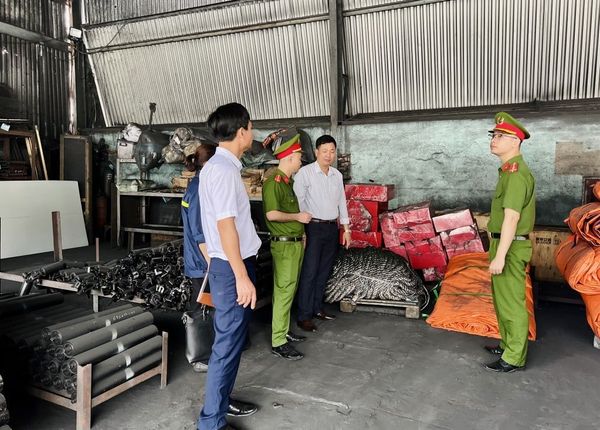 Kiểm tra việc sắp xếp vật tư, hàng hóa tại Kho vật tư số 3 Tràng Khê, Công ty Than Uông Bí - TKV.