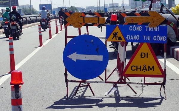 Thiết bị cảnh báo công trường đang thi công