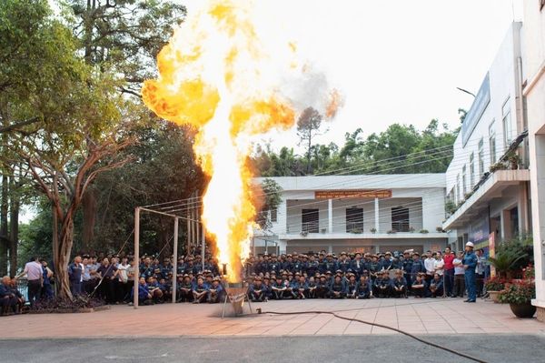 Than Thống Nhất trình diễn cháy nổ khí Mê tan và nổ bụi than