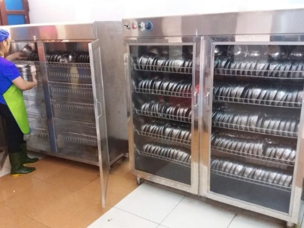 vì sao nhà hàng cần máy sấy bát công nghiệp