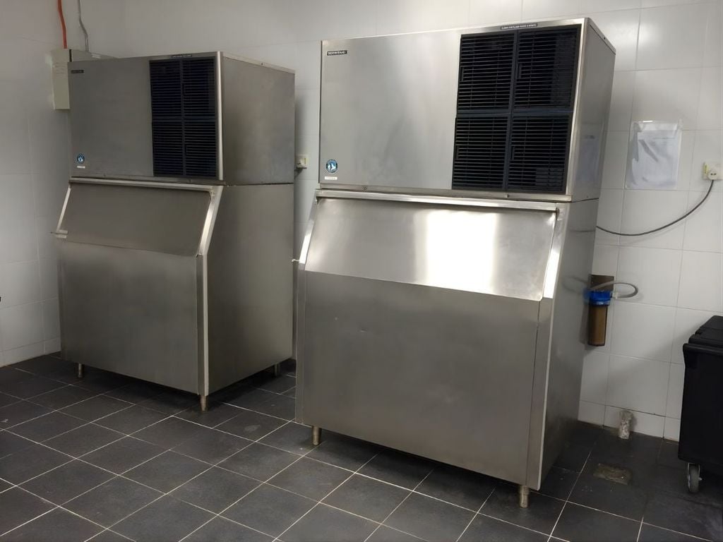 giá máy làm đá viên 1 tấn chênh lệch